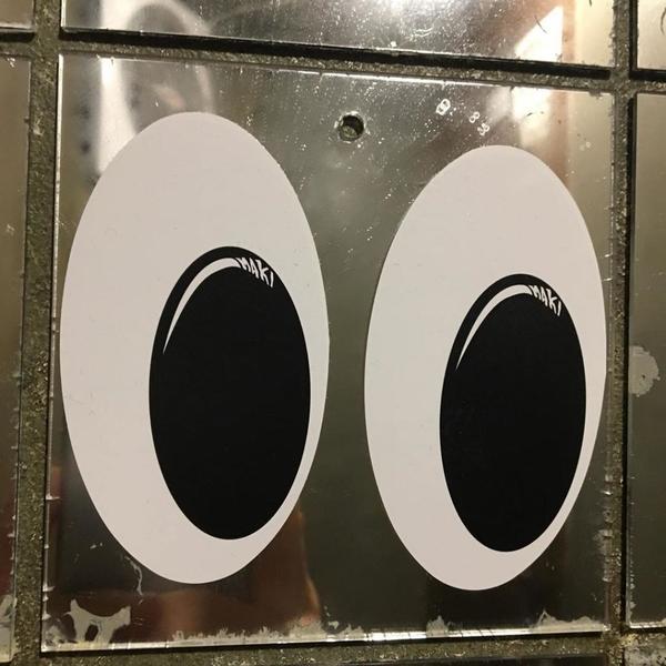 讓男士感受被偷怕感覺？南韓網上發起男廁貼眼睛「＃只是貼紙」