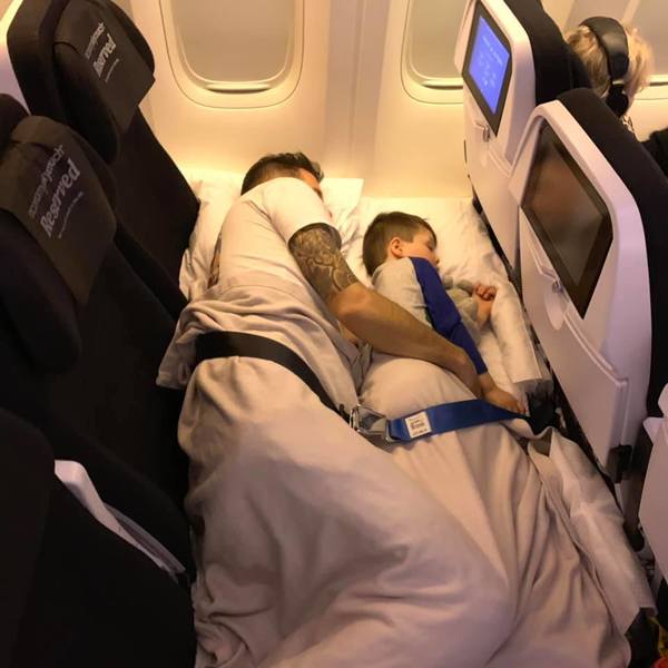 搭飛機包三連座位自製空中梳化床 只加 HK$1053 效果媲美商務艙