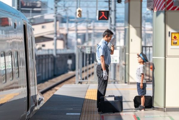 日本車長暖心對待列車迷小粉絲！畫面太美好網民讚爆瘋傳