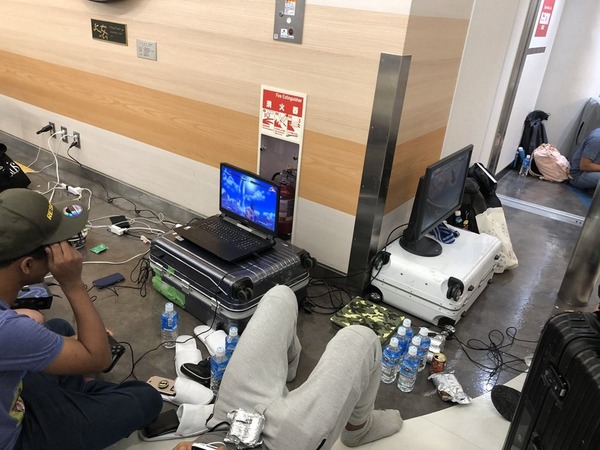 成田機場因颱風變「孤島」  電競選手「開壇」打機惹非議