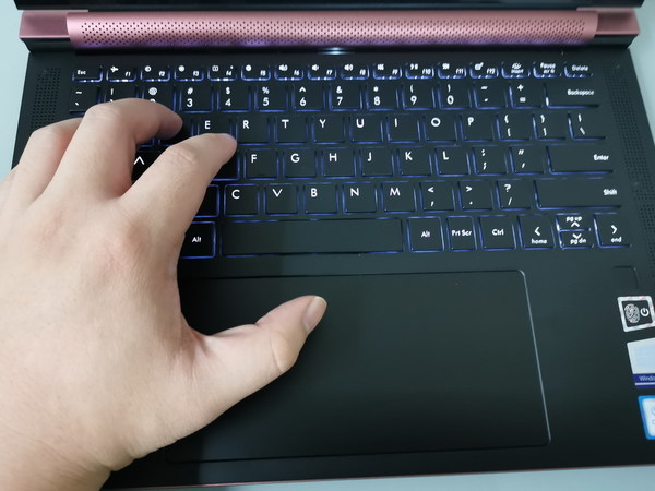 哥德式建築設計 Avita Admiror    輕薄藝術潮作！