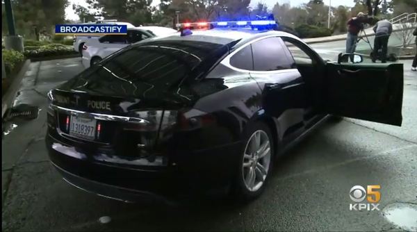 Tesla 警車追賊途中無電「跪低」！警方稱因警員忘記充電