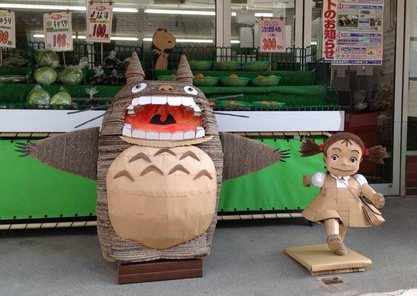紙皮砌出高達及龍貓  模型達人藏身日本蔬果店