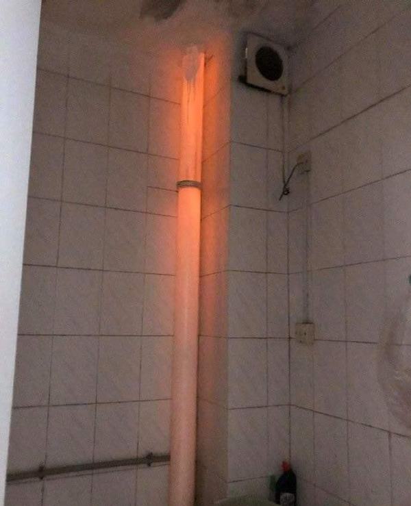 廁所水渠離奇發光？ 水渠秒變「光管」