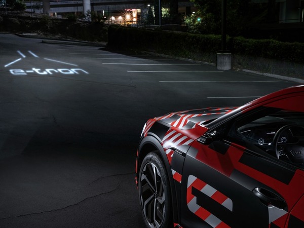 【e＋車路事】Audi e-tron Sportback 電動車現身  新頭燈組合識投影動畫
