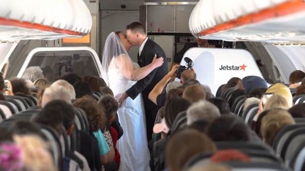 【有片睇】玩電腦遊戲 Airport City 結緣 首對在航機上結婚的新人