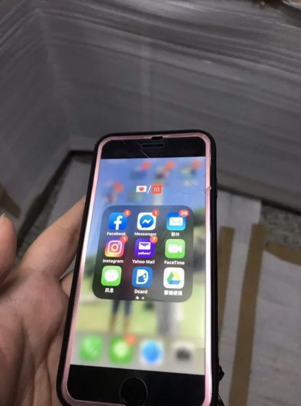 台女 iPhone 由 7 樓電梯夾縫墮下   奇蹟完好無缺靠呢樣嘢？