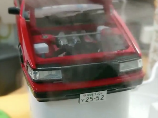 Twitter 熱傳汽車模型加濕器  打開車頭蓋即冒煙「扮死火」