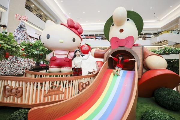 屯門市廣場 4 米高巨型 Hello Kitty 聖誕甜蜜相遇