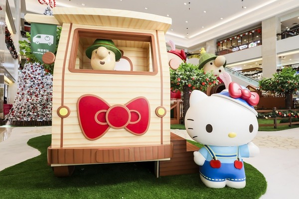 屯門市廣場 4 米高巨型 Hello Kitty 聖誕甜蜜相遇