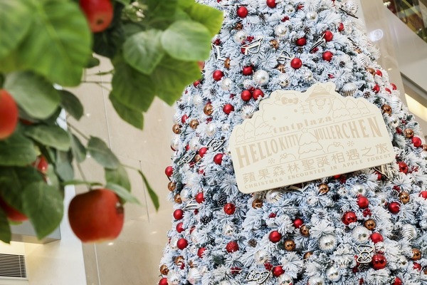 屯門市廣場 4 米高巨型 Hello Kitty 聖誕甜蜜相遇