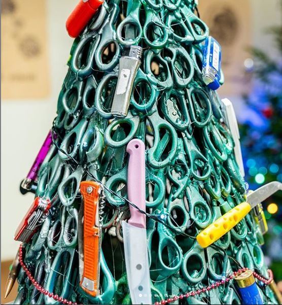 立陶宛機場現獨特聖誕樹  安檢違禁品變「裝飾」