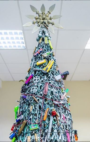 立陶宛機場現獨特聖誕樹  安檢違禁品變「裝飾」