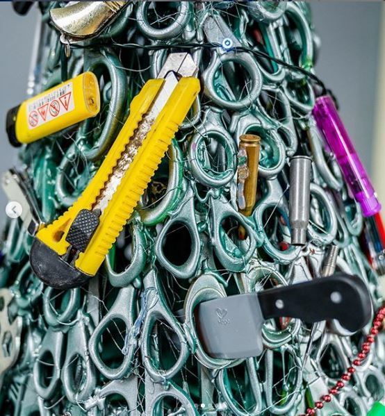 立陶宛機場現獨特聖誕樹  安檢違禁品變「裝飾」