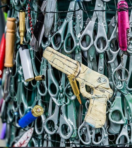 立陶宛機場現獨特聖誕樹  安檢違禁品變「裝飾」