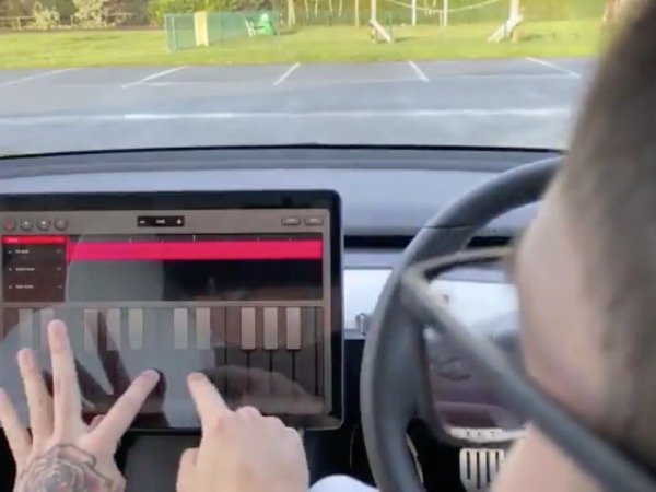 【e＋車路事】Tesla 電動車引入 Apple GarageBand？觸控屏幕化身鋼琴彈音樂