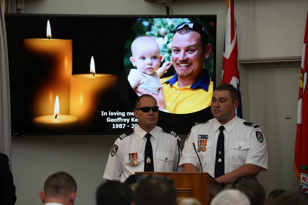澳洲山火消防員殉職  19 月大兒子咬奶嘴代父領勳章【有洋蔥】