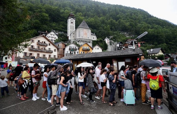 萬人迫爆奧地利「魔雪奇緣」小鎮  居民醒來驚見睡房有中國遊客