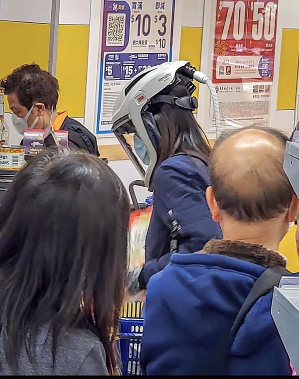 【武漢肺炎】市民戴超強口罩現身超市購物