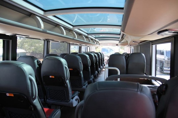 比亞迪展出最大電動雙層巴士 續航力可達 370 公里