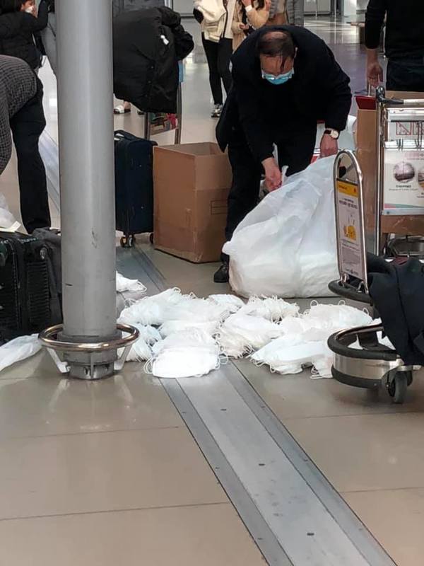 【新冠肺炎】韓國機場現零包裝 KF94 口罩鋪地整理  網民呼籲別買無包裝 KF94 口罩