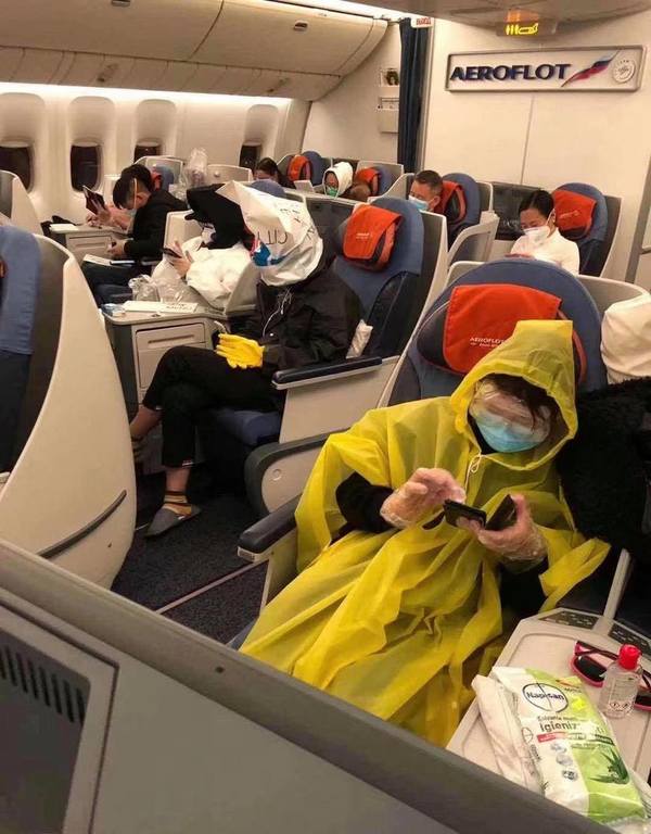 【新冠肺炎】留學生搭飛機返港  為怕染病全身防護
