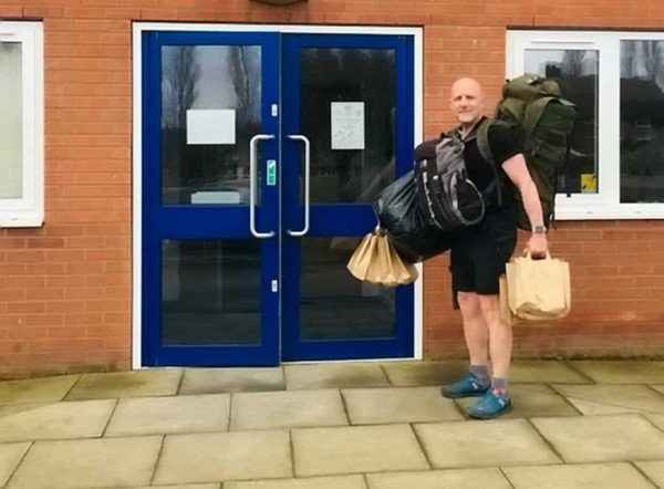 英國男老師日行 8 公里 為貧困學生送餐
