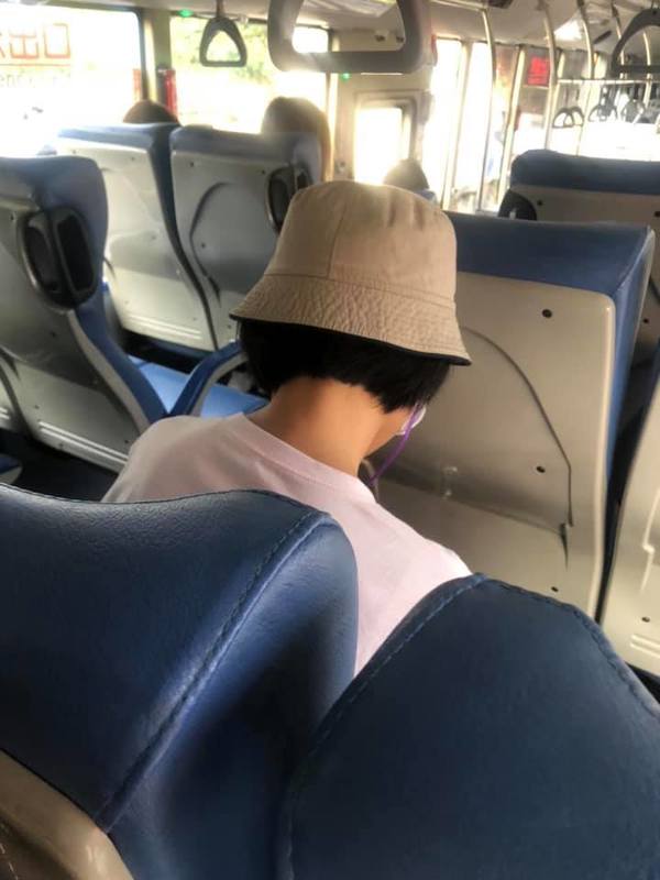 【新冠肺炎】台女戴口罩於巴士聊天被阻  收紙條「疫情期間請勿說話」