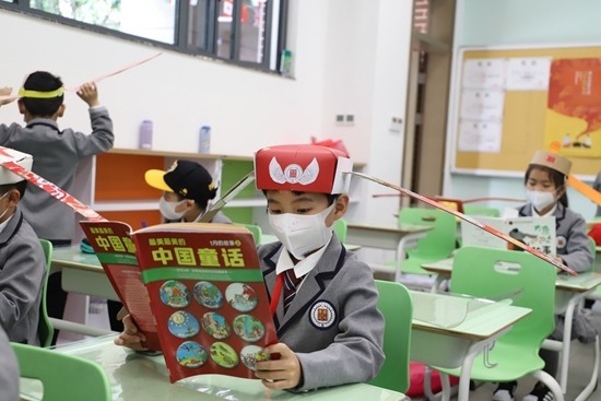 杭州小學生復課戴「1 米帽」  網民笑稱防到左右防唔到前後