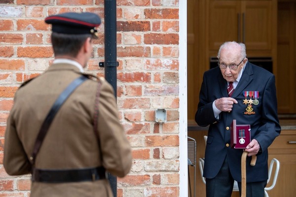 英國老兵靠「繞花園」為醫護籌巨款！百歲大壽獲英女王授勳「上校」
