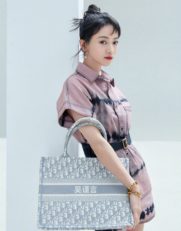Dior Book Tote 新推中文字定制服務  袋上印名深受內地客歡迎？