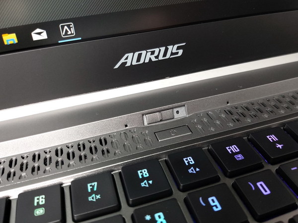 八核 i7 電競 AORUS 15G    爽打青軸機械鍵盤