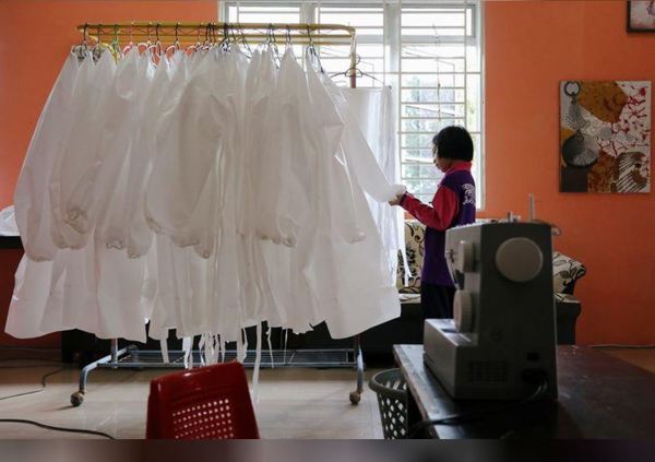 【好人好事】停課期間為前線醫護縫製保護衣  馬來西亞女童兩個月製 130 件