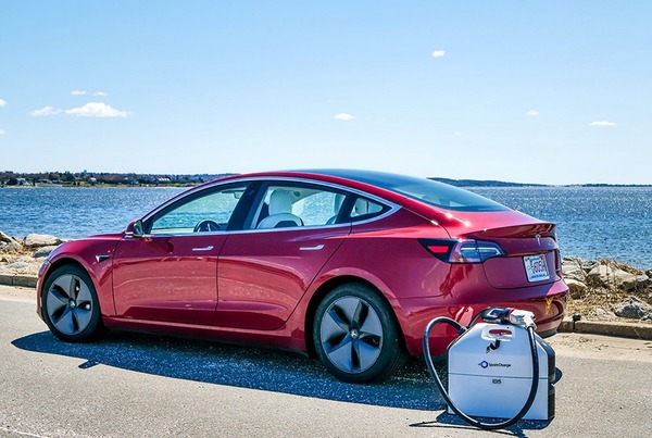 美國推出電動車專用「尿袋」 充電 1 分續「續命」1.6 公里