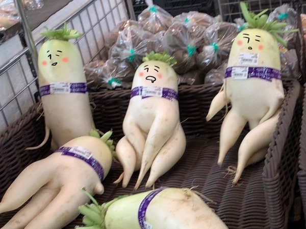日本超市「人形蘿蔔」熱傳  加五官更神似