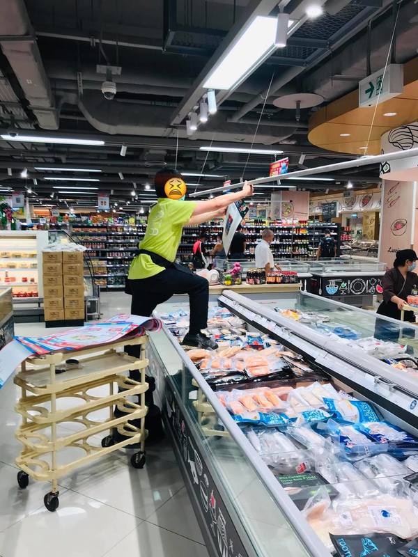 YATA 一田超市再有職員腳踩凍肉掛宣傳品  一田再致歉並指涉事員工已調離有關崗位