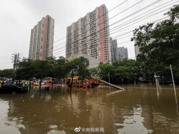 長江中下游超警戒水位 武漢遇暴雨變「汪洋」