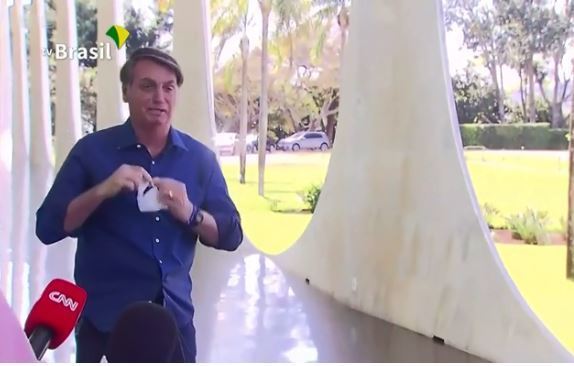 【新冠肺炎】巴西總統確診見記者  「除罩」以證自己身體狀況良好