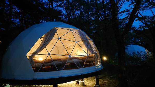 日本北歐風透明星空露營屋！浪漫圓拱設計兼附冷氣