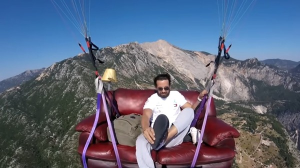 玩命 YouTuber 坐沙發玩滑翔傘！沒有安全措施只為賺點擊？【有片睇】