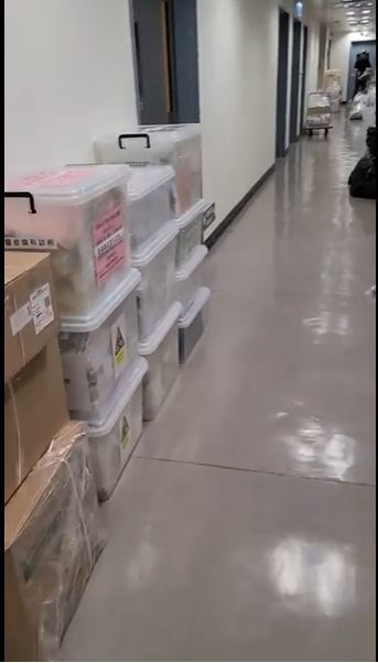 【本港疫情】網傳政府化驗部門影片指已達極限  走廊堆滿樣本瓶