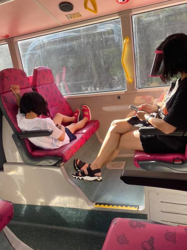 女童巴士上一人霸兩座穿鞋晾腳  同車乘客恐鞋底播毒好心勸阻遭無視