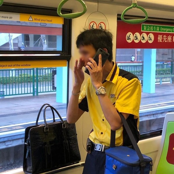 【本地疫情】輕鐵職員車廂拉低口罩講電話  目擊者：抹完鼻涕摸扶手