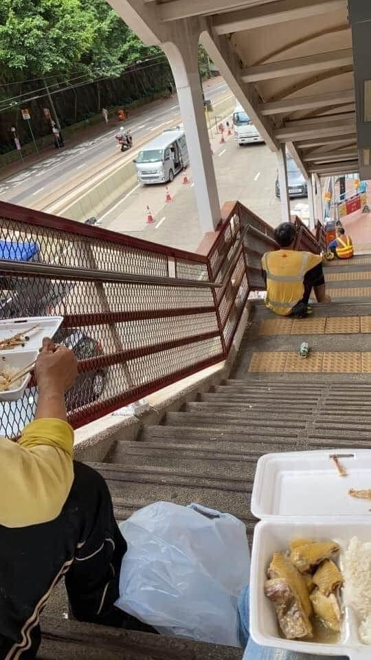 【禁堂食令】禁堂食首日落雨 打工仔被迫天橋巴士站周街開餐