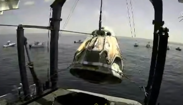 SpaceX 太空船成功降落墨西哥灣海域返回地球