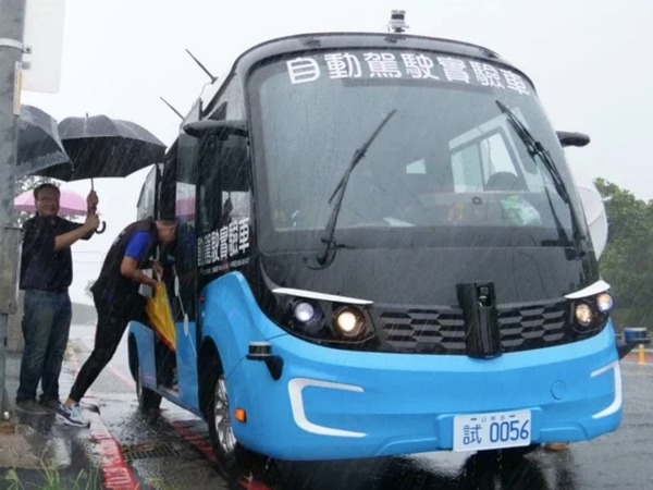 【e＋車路事】台灣智駕電動巴士試乘開催 無人自動駕駛巴士系統首度載客