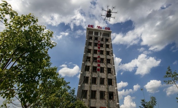 中國消防救火無人機登場！輕鬆到達高層破窗滅火