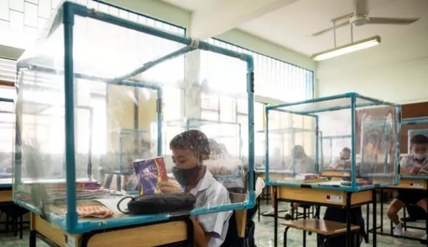 【新冠肺炎】泰國學校採超嚴格社交距離措施！一人一個「透明籠」