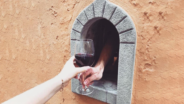 意大利復用 17 世紀「送酒窗」!靠牆壁小通道保持社交距離