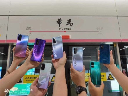深圳地鐵「華為站」開通成打卡勝地  內地網民站牌前展 iPhone 